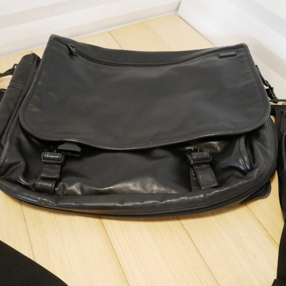 Tumi‎ Deluxe Expandable Messenger Bag Nappa Leather